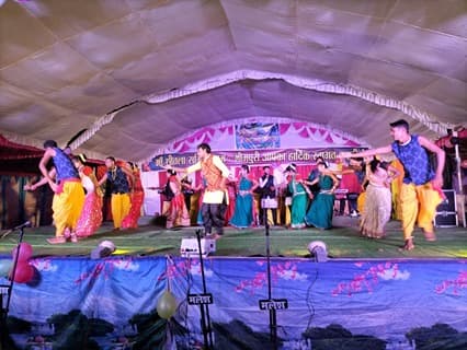 खैरागढ़ भीमपुरी दशहरा महोत्सव में उमड़ी भीड़, : सांस्कृतिक कार्यक्रम कारी बदरिया ने दर्शको को रात भर गुदगुदाया