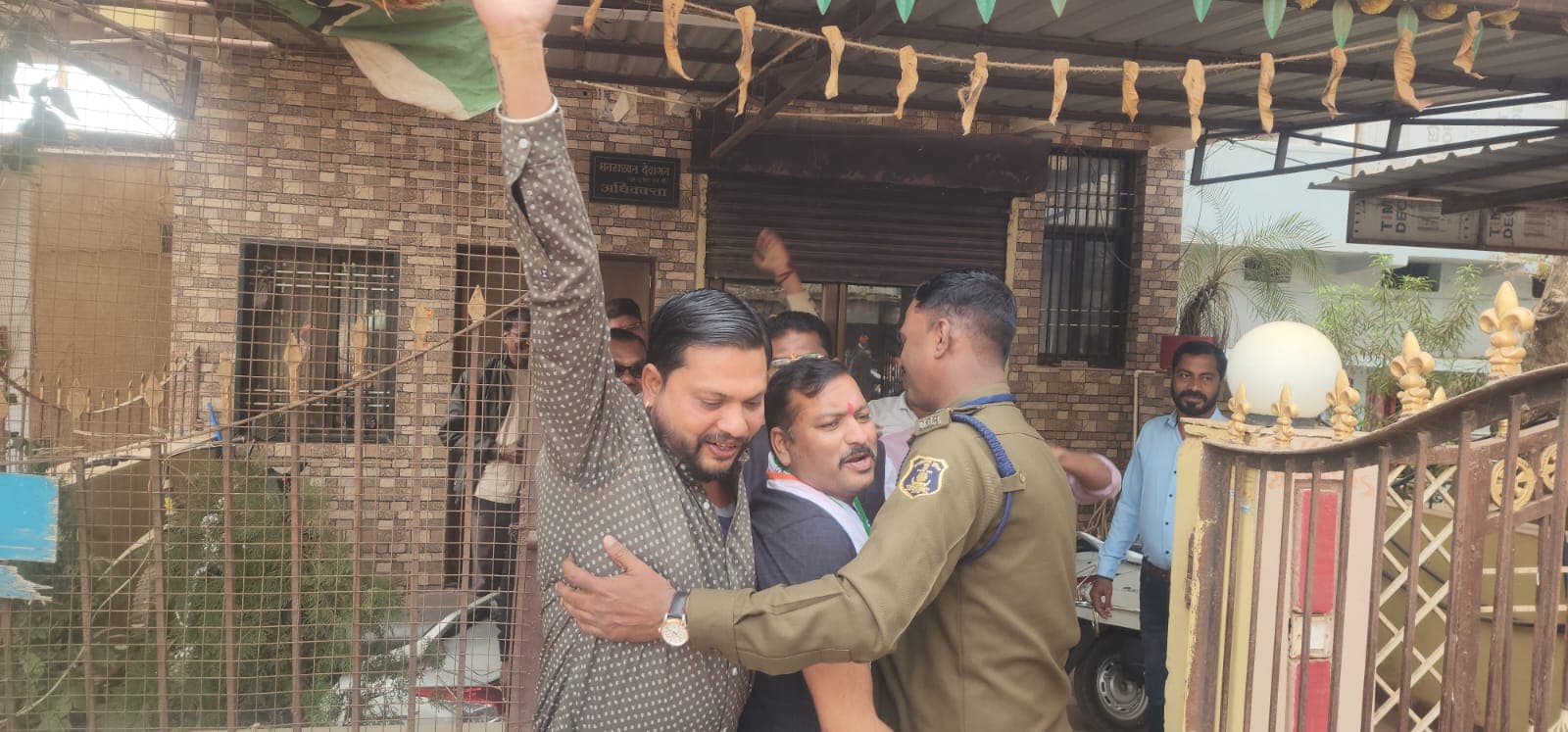 खैरागढ़ में लोकतांत्रिक आवाज़ दबाने का आरोप : कांग्रेस नेताओं की नजरबंदी पर भड़का विरोध