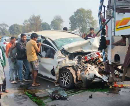 कार और ट्रक में भिड़ंत, एक की मौत चार घायल, ग्रामीणों ने किया चक्का जाम